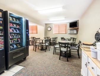 Super 8 By Wyndham Ks Hotel Hays